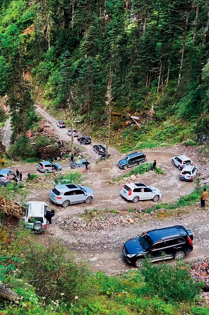 废弃矿道“43道拐”邻悬崖一侧未安装防护栏。图/受访者提供 废弃矿道“43道拐”邻悬崖一侧未安装防护栏。图/受访者提供