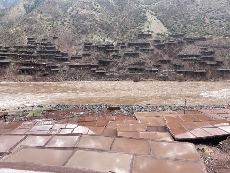 西藏芒康:古老的盐田和典雅的弦子舞