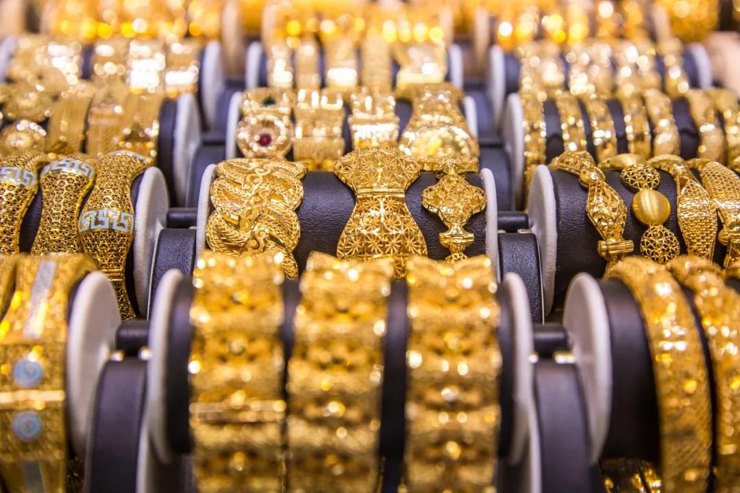 黄金越贵，金店越惨