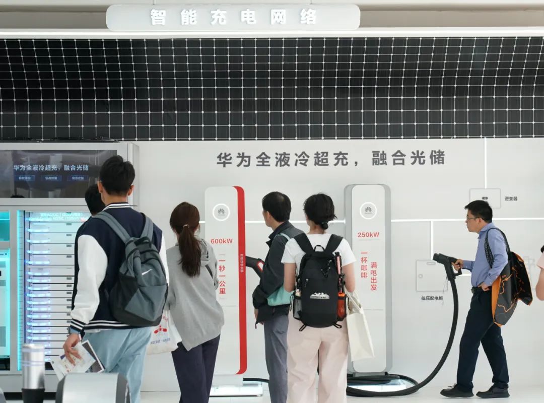 4月30日，在北京車展上，觀眾在華為展區(qū)參觀智能充電網(wǎng)絡(luò)。張晨霖攝（新華社）
