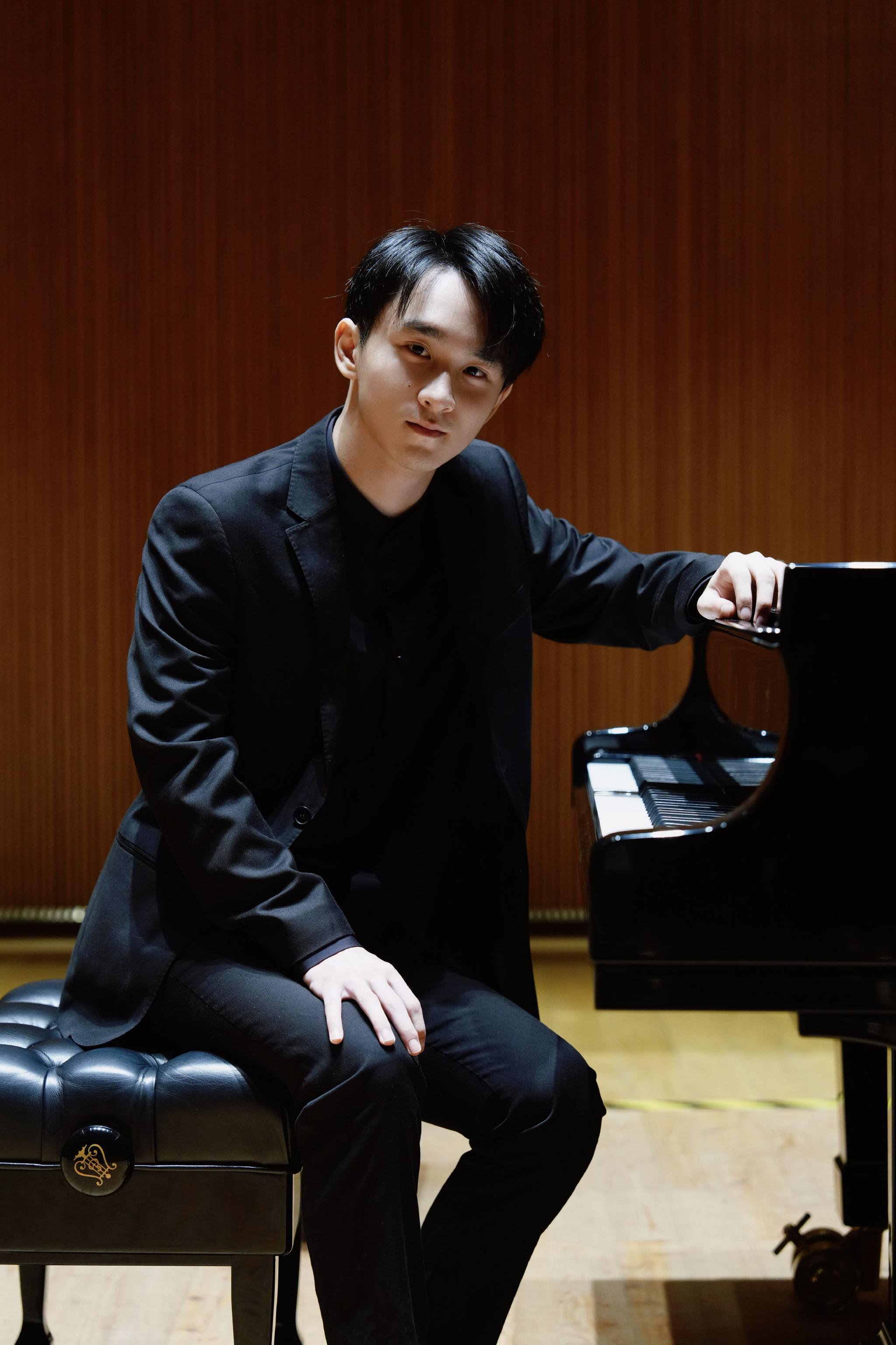 在白纸上自由驰骋,19岁钢琴少年挑战《哥德堡变奏曲》