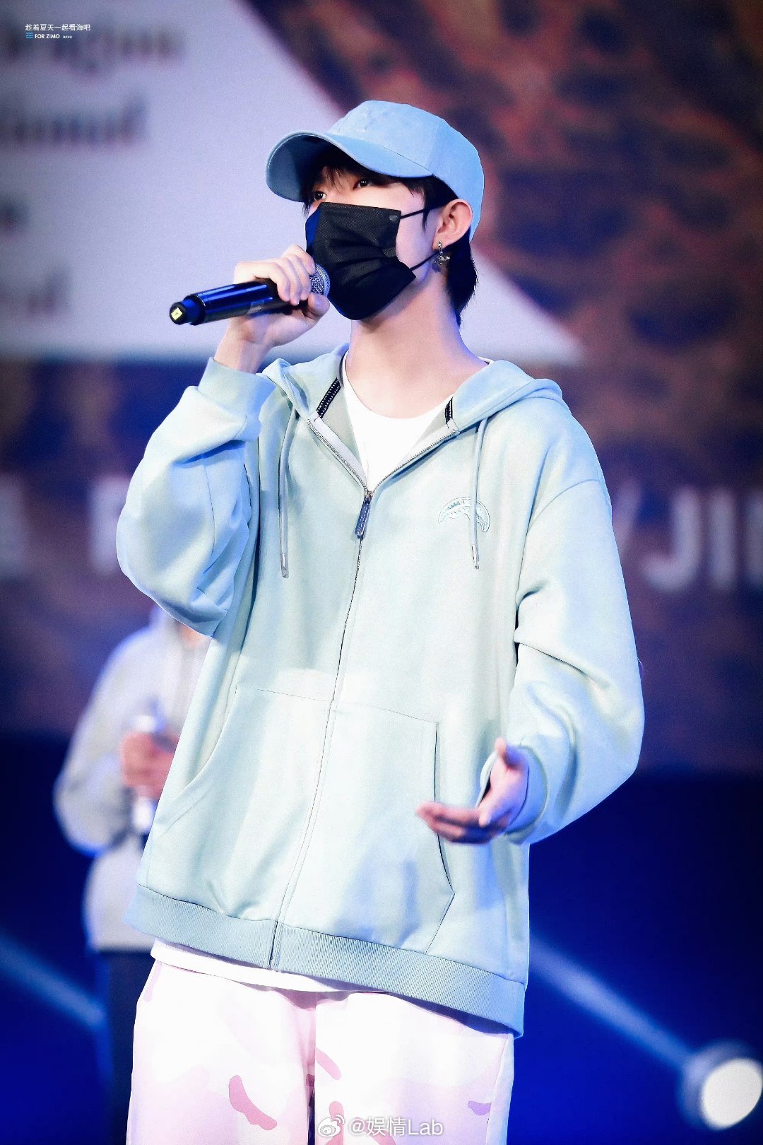 @TF家族-张子墨 平遥国际电影展彩排路透🈶蓝色帽衫非常吸睛|平遥国际电影展|张子墨|帽衫_新浪新闻