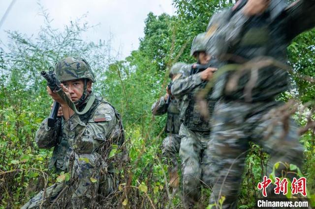 图为一名武警官兵掩护队友追击。刘坚 摄