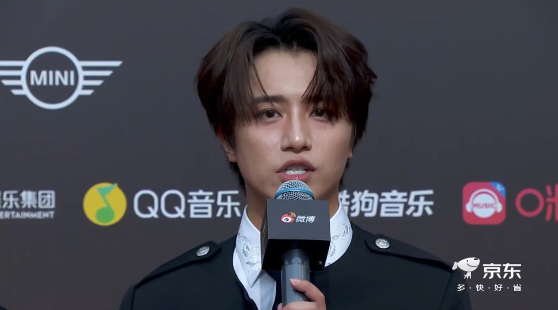 伯远 微博音乐盛典红毯+采访 伯远红毯上跳舞|伯远_新浪新闻