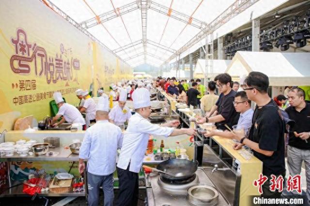 旅客在美食节上品尝全国各地特色美食。黄奥兴 摄