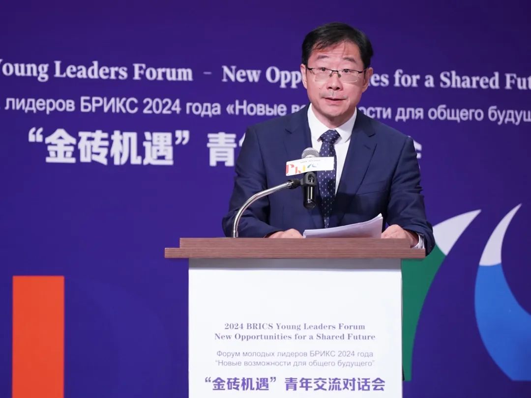 中国日报社编委纪涛代读中国日报社社长兼总编辑曲莹璞的书面致辞.