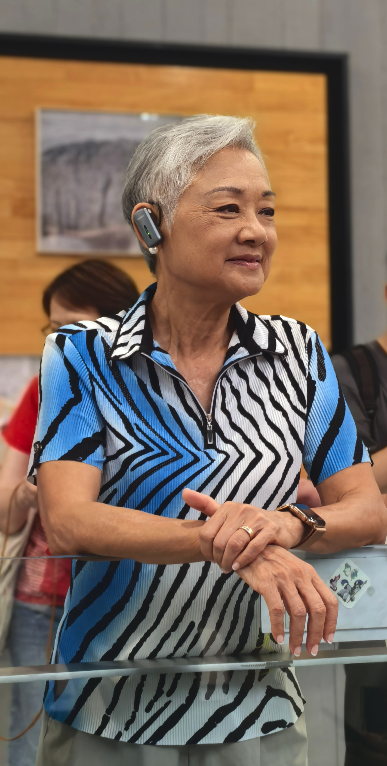 香港歌后叶丽仪亮相成都，看大熊猫直言“不想离开”|叶丽仪|香港|上海滩_新浪新闻
