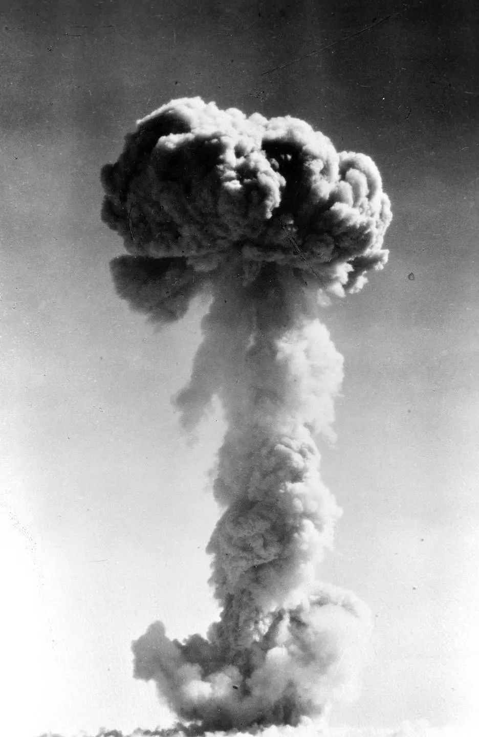 1964年10月16日,中国第一颗原子弹爆炸成功.新华社发