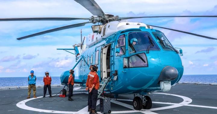 南海某海空域，数架战机呼啸升空……