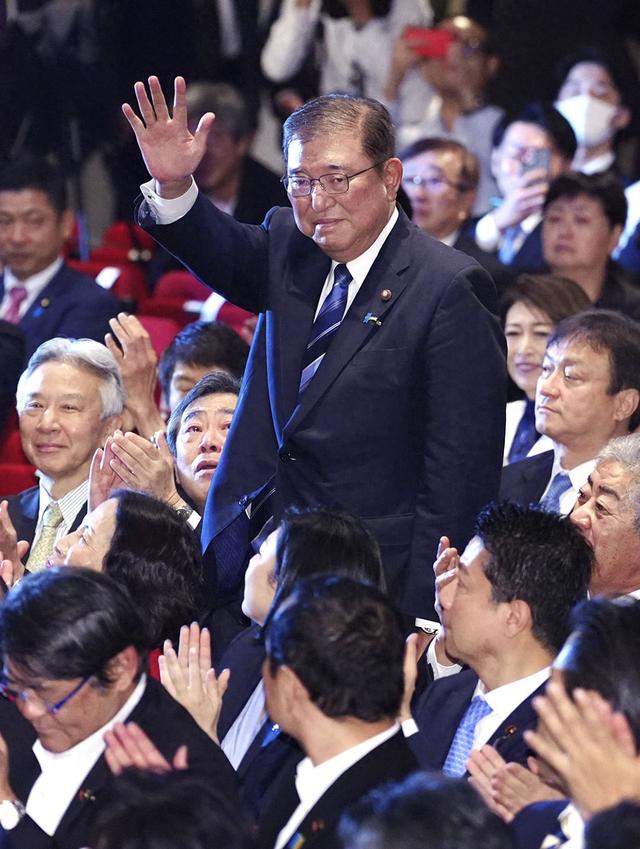 当地时间2024年9月27日,日本东京,日本自民党前干事长石破茂在赢得自民党总裁选举后向人群致意。IC photo 图