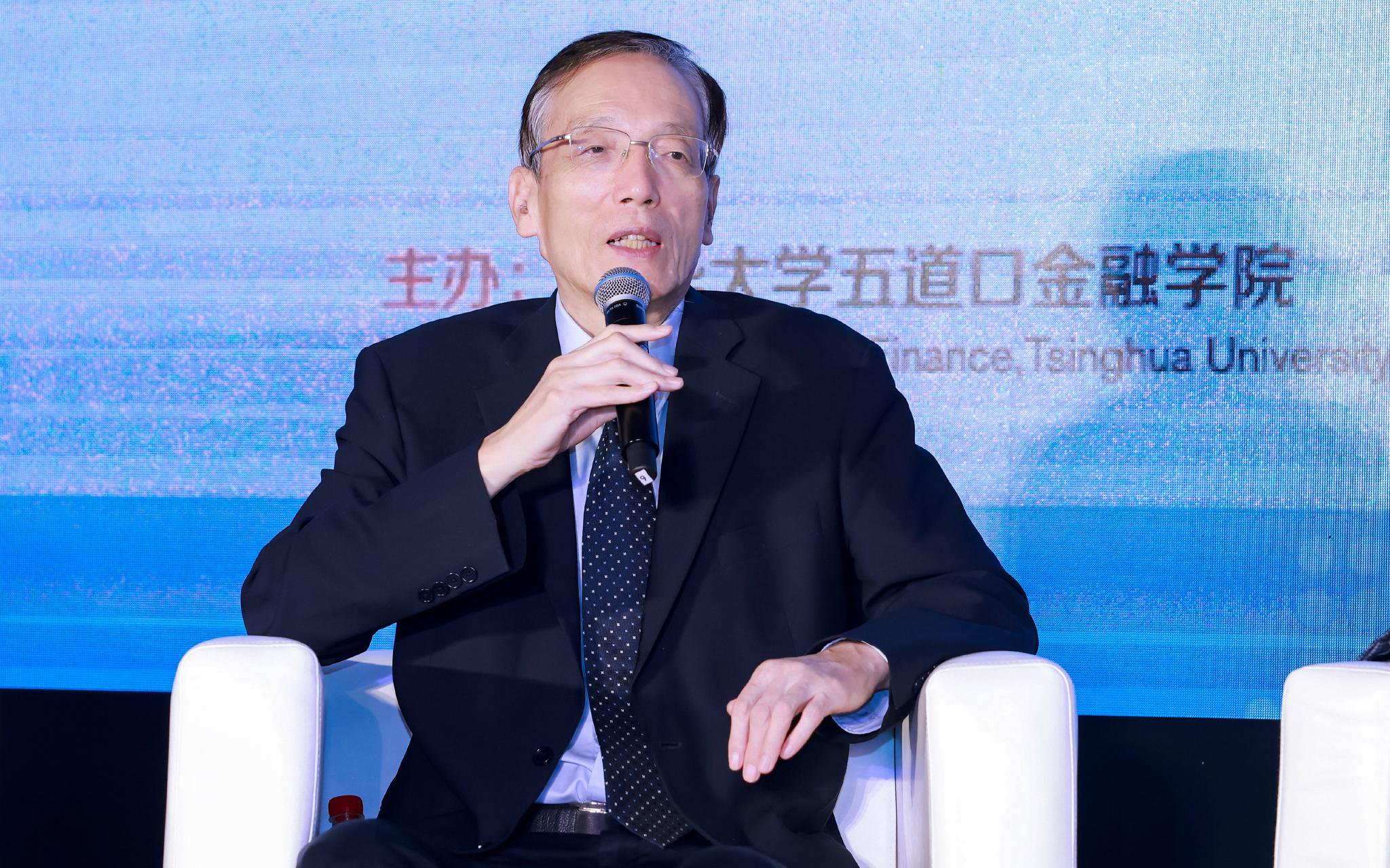 刘世锦:我国低碳绿色产业需稳住预期,细化降碳目标并落实下去|刘世锦|双碳_新浪新闻