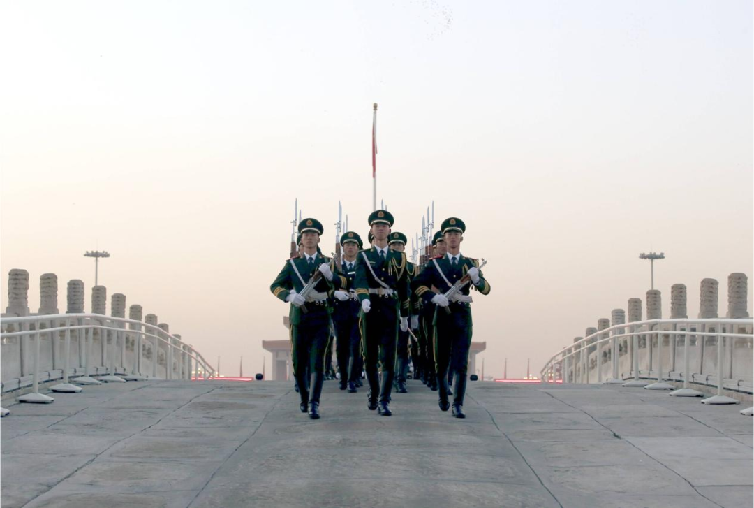 国旗护卫队员升旗完毕,齐步走过金水桥.图源:北京日报