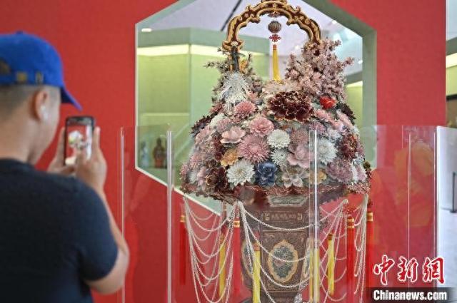 图为展出的潮州瓷塑作品《盛世大花篮》。陈楚红 摄