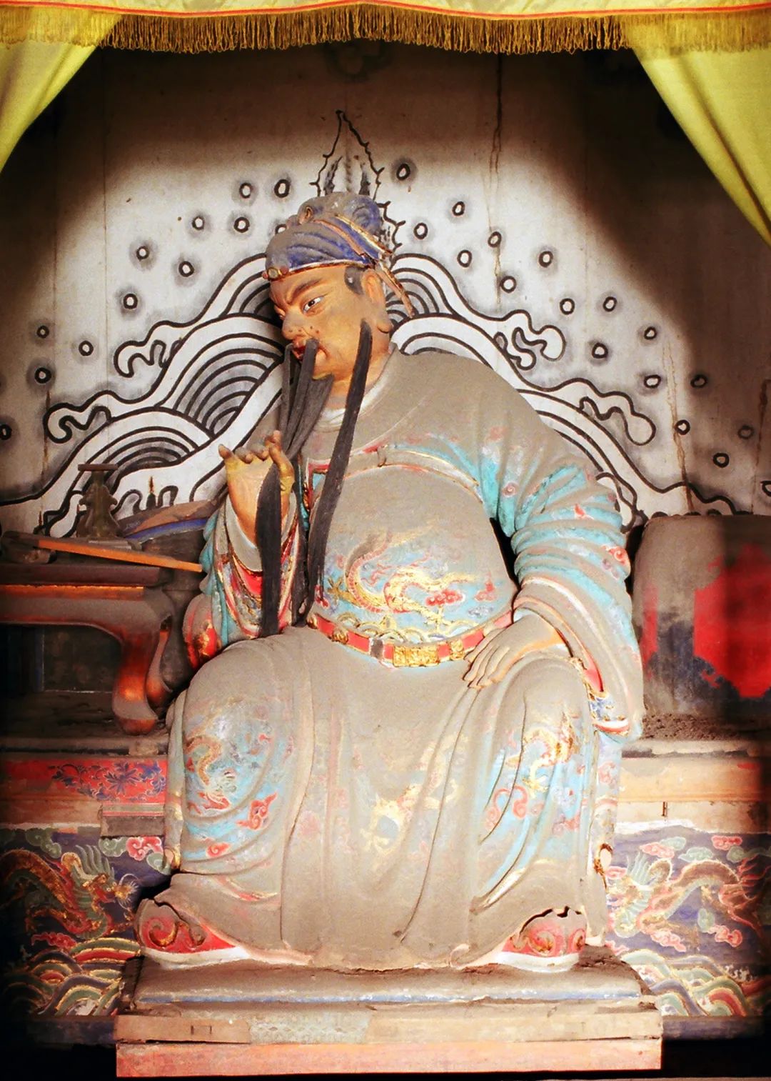 41米,是三檐两层歇山式楼阁,面阔七间,进深六间,因二楼供奉关公夜读