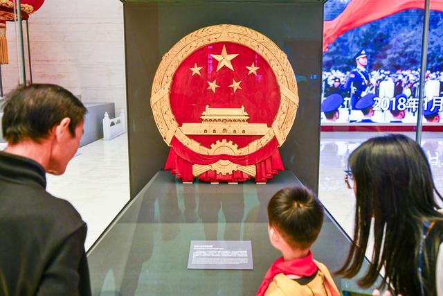 一次遇到12级台风,王继才为保护国旗,摔断两根肋骨.