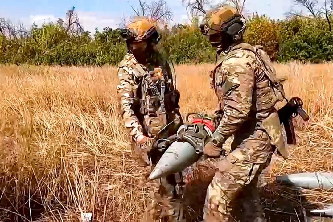 9月25日俄罗斯国防部发布的视频截图显示，俄军士兵在乌克兰东部一处未知地点准备弹药。（美媒）
