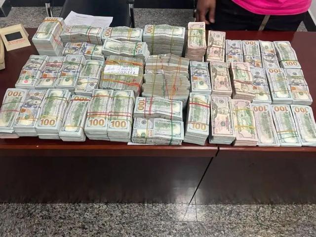旅客携带180万美元入境被现场查获:行李箱塞满成捆现金,折合人民币超