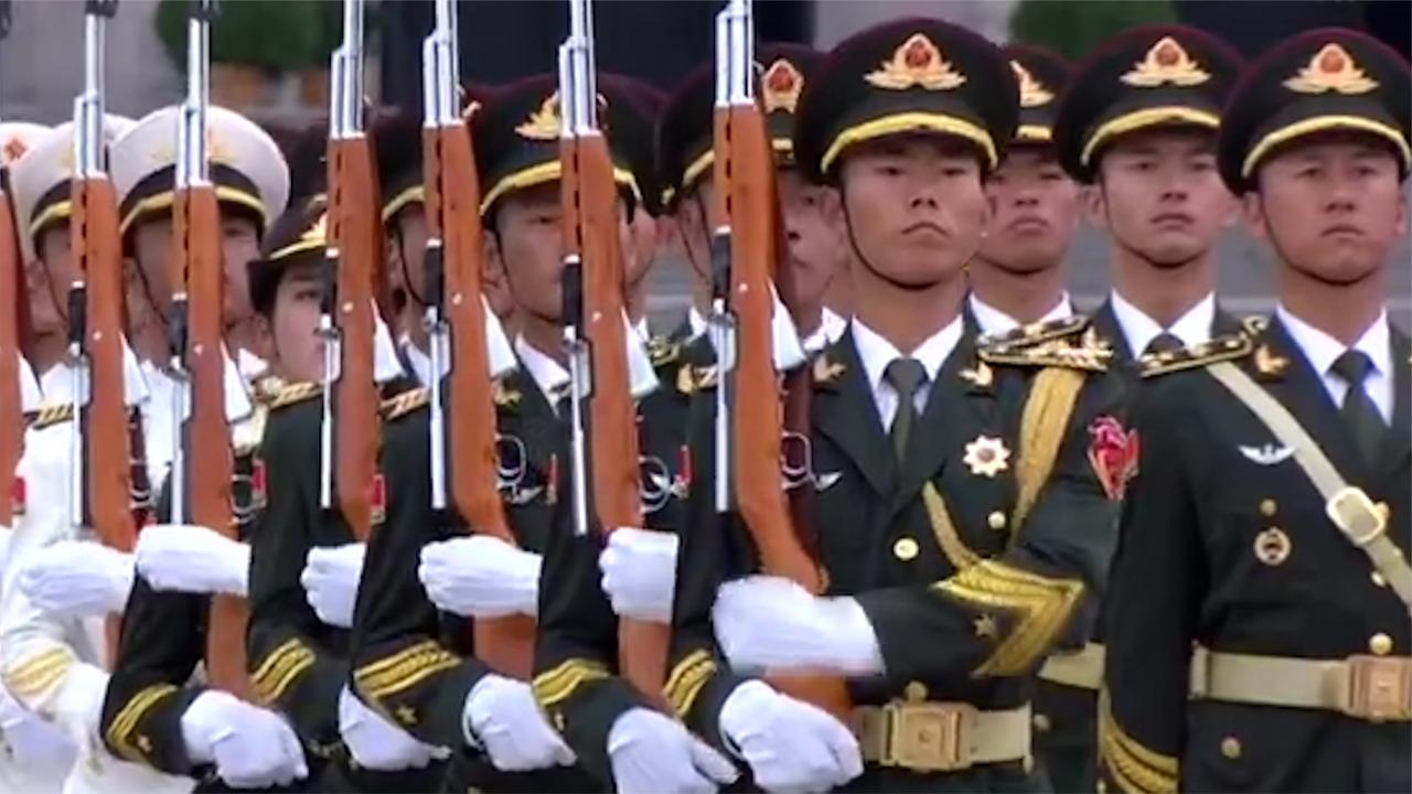 礼兵就位！ 三军仪仗兵正步行进到纪念碑_新浪新闻