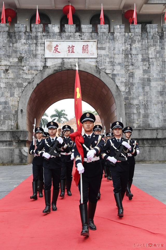 千年雄关友谊关举行国庆升国旗仪式