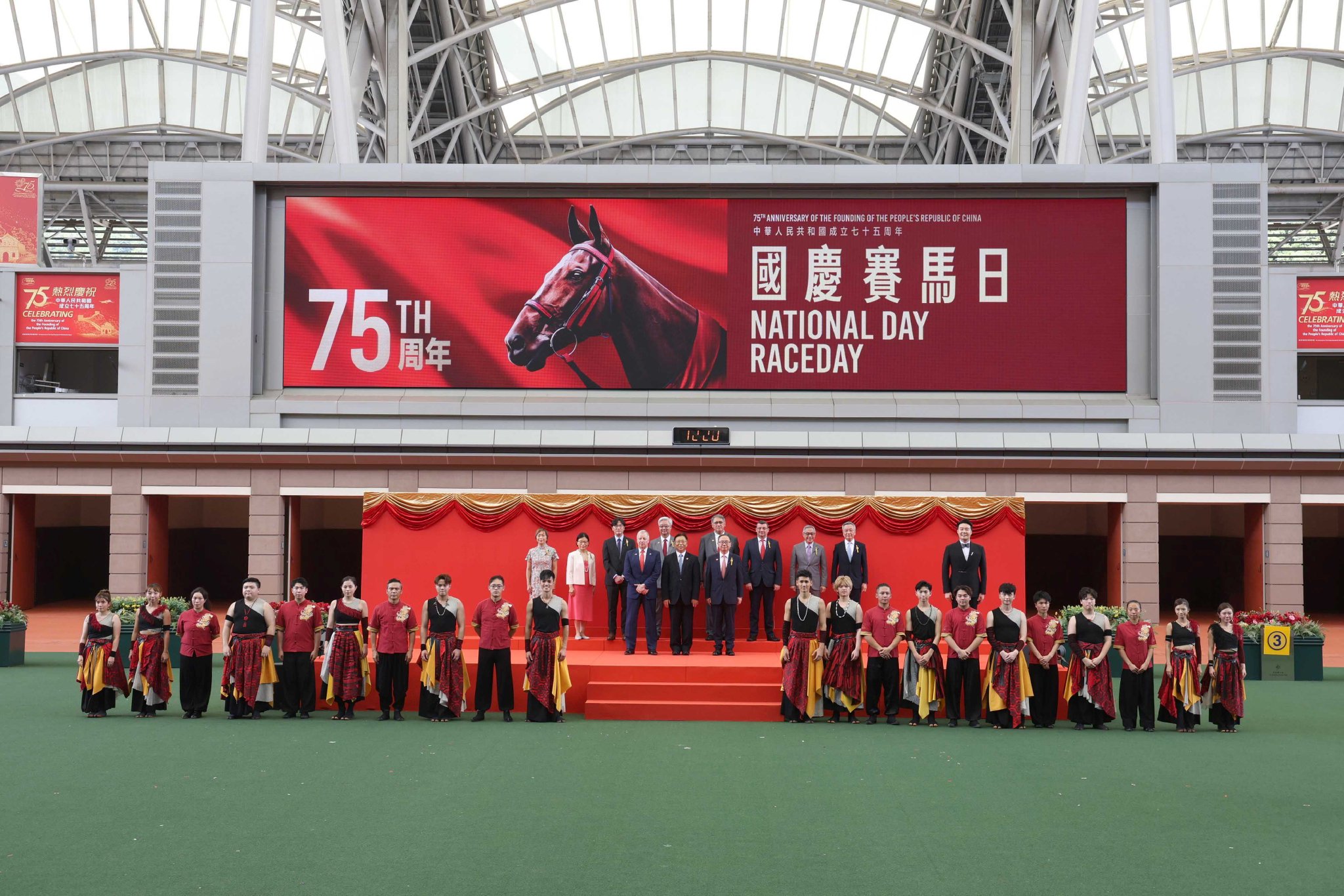 香港賽馬會舉辦「國慶賽馬日」活動,近25000人到場觀賽 - 新浪香港
