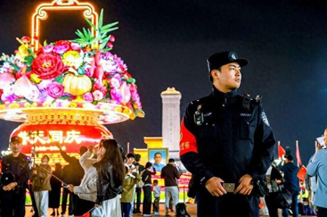 他们与 12.3万名群众在天安门广场迎接国庆节的第一缕阳光|民警|北京市|国旗|安全|五星红旗_新浪新闻
