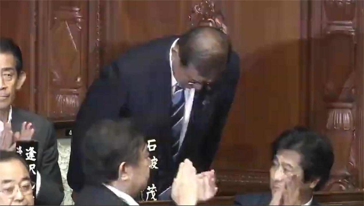 现场!石破茂正式当选日本首相,掌声中向众人鞠躬致谢