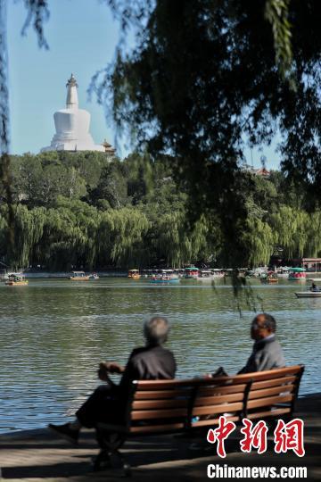 10月2日，国庆黄金周第二天，北京北海公园吸引游客。图为游客在北海公园休憩。中新社记者 张祥毅 摄