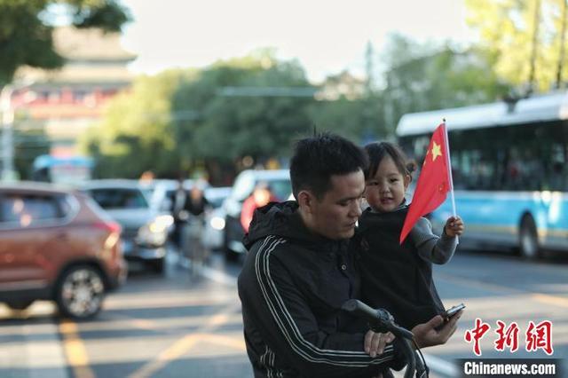 10月2日，国庆黄金周第二天，北京中轴线吸引游客。图为游客在地安门外大街游览。中新社记者 张祥毅 摄