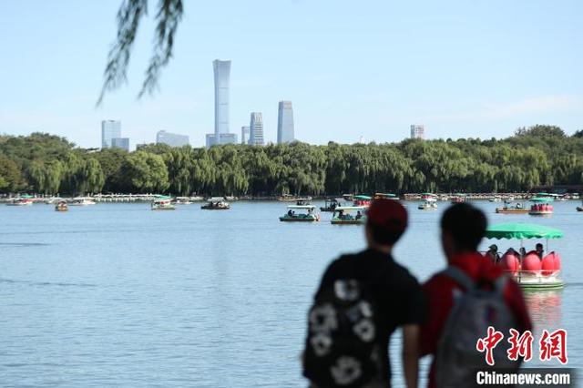 10月2日，国庆黄金周第二天，北京北海公园吸引游客。图为游客在北海公园赏景。中新社记者 张祥毅 摄