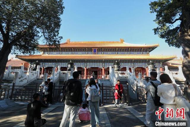 10月2日，国庆黄金周第二天，北京中轴线吸引游客。图为游客在景山公园寿皇殿游览。中新社记者 张祥毅 摄