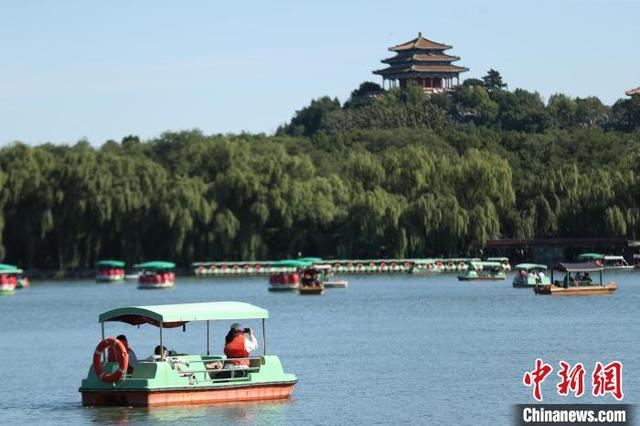 10月2日，国庆黄金周第二天，北京北海公园吸引游客。图为游客泛舟北海公园。中新社记者 张祥毅 摄