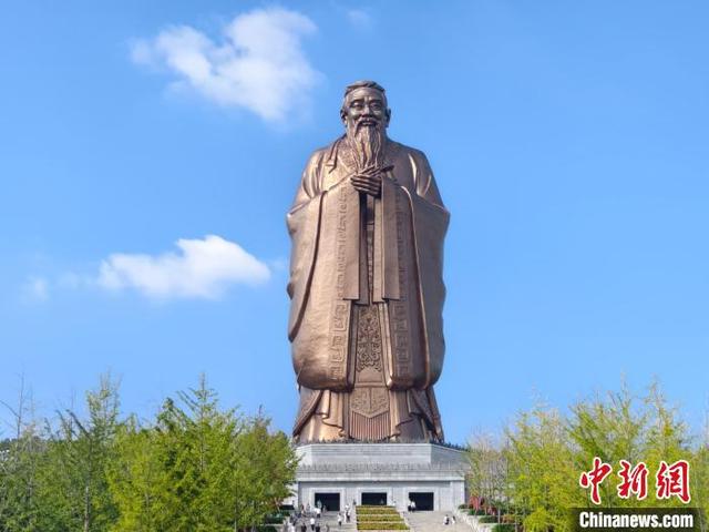 图为尼山圣境的孔子像.该像是世界上最大,最高的孔子像.