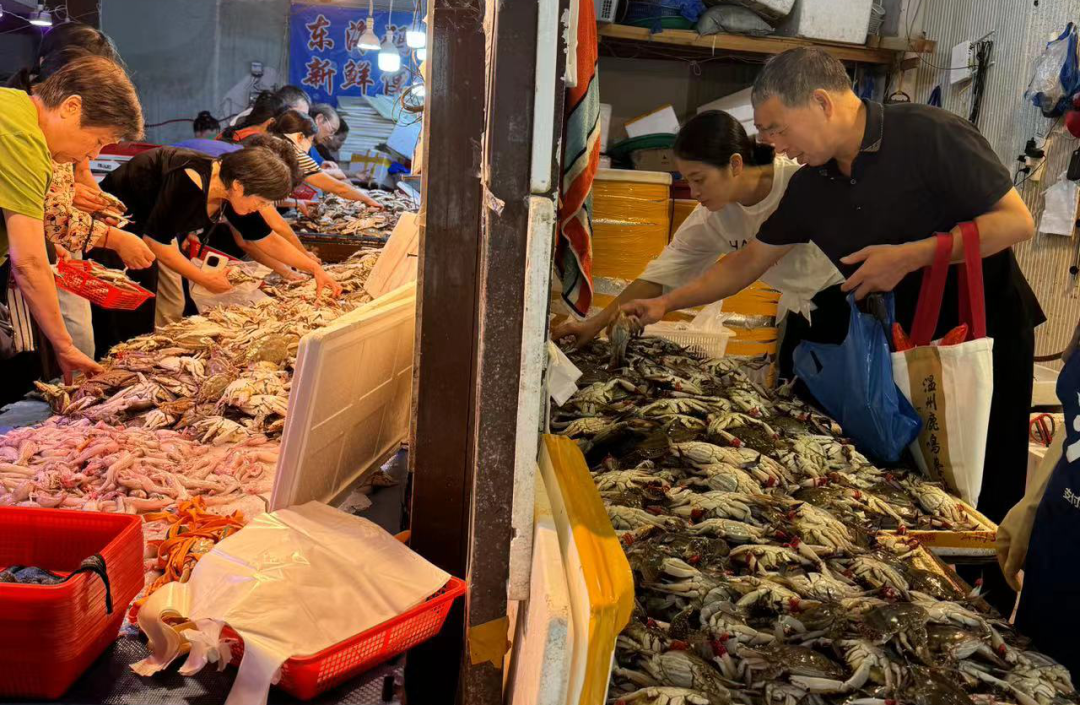 很多市民挑选冰鲜梭子蟹,15元一斤.陈佳 摄