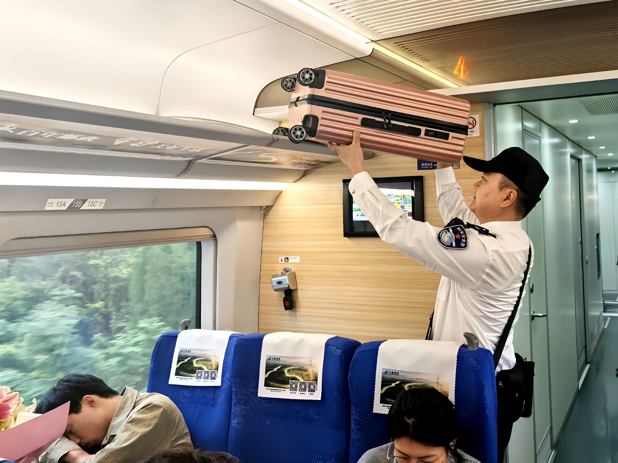 南京客运段值乘的g1481次列车乘务人员在整理行李架上的物品