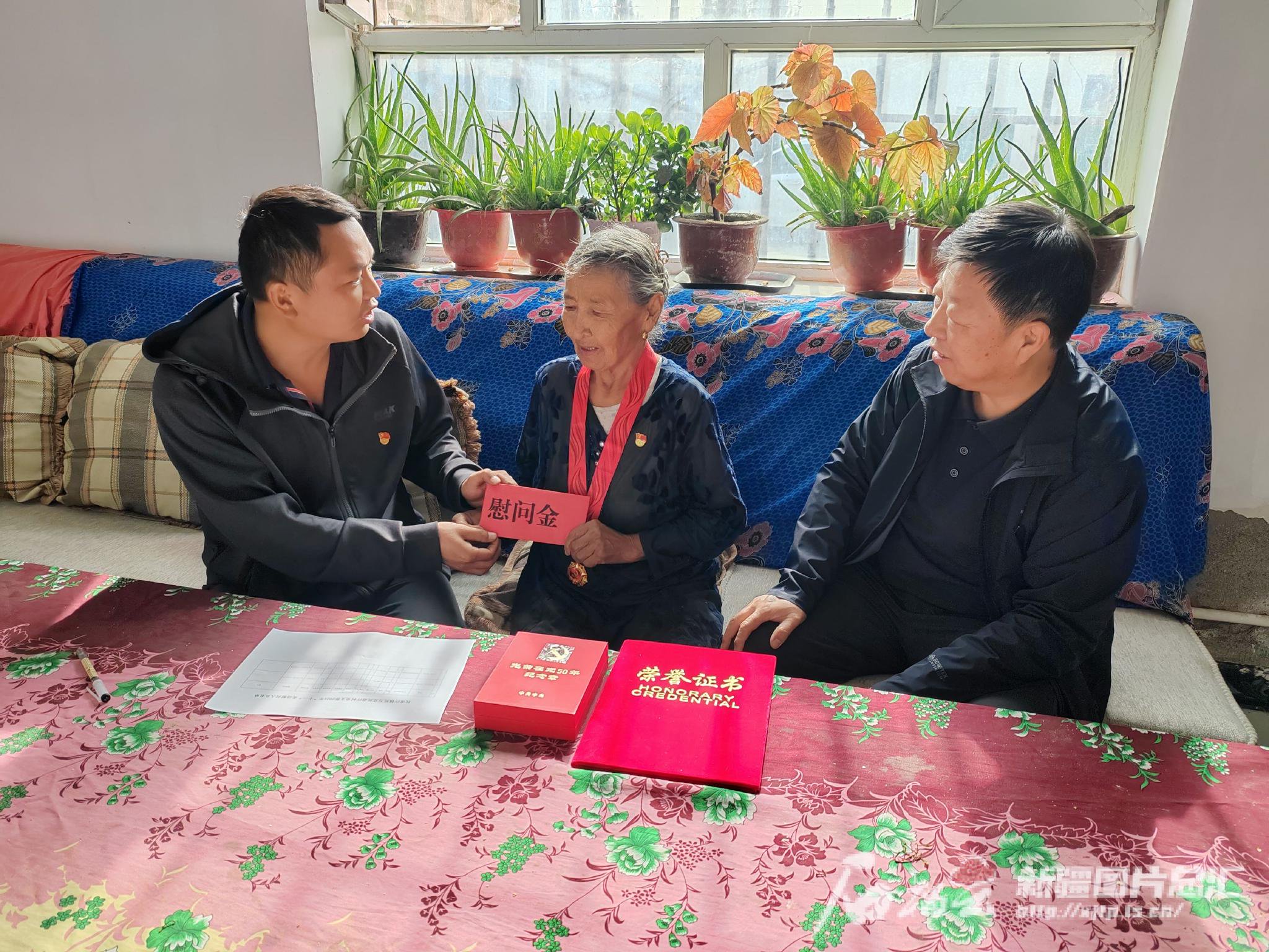 国庆前夕,在温宿县托甫汗镇托万克托甫汗村,自治区地质局驻村工作队