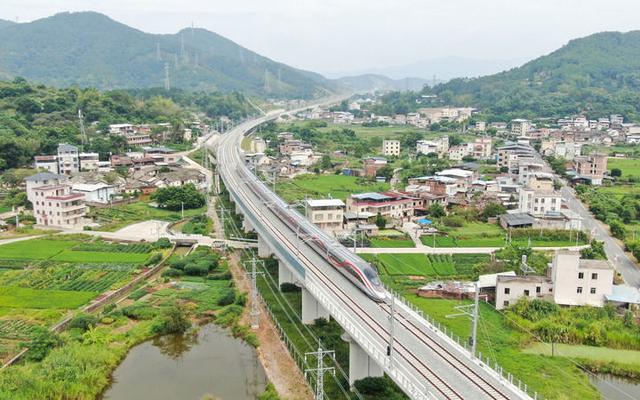 2024年9月13日，复兴号试验列车行驶在龙龙高铁梅龙段叶屋特大桥上。资料图：新华社