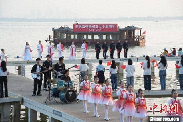 图为东湖国庆日出歌会活动现场。 武汉东湖风景区供图