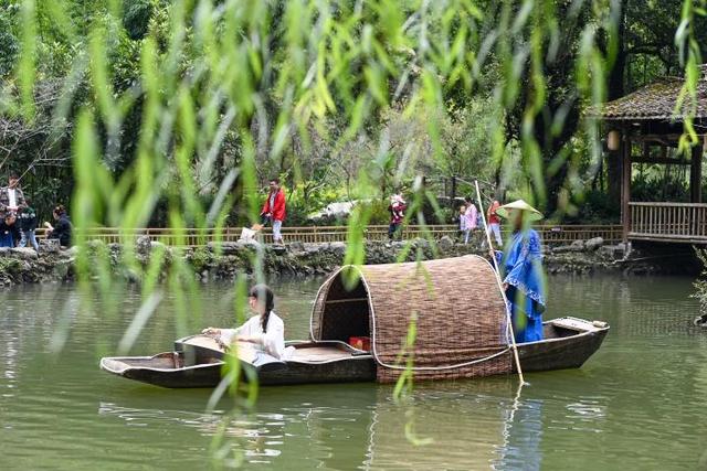 图为游客在酉阳桃花园景区游玩，乐享假日时光。邱洪斌 摄