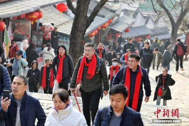 今年3月，游客参加二月二龙抬头泰山民俗文化节登泰山活动。隋翔 摄