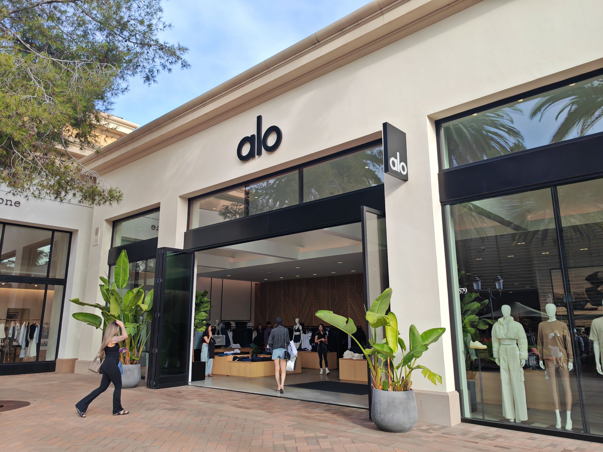 大火的alo 肯定是要逛一下的 和lululemon比 感觉衣服更日常|lululemon_新浪新闻