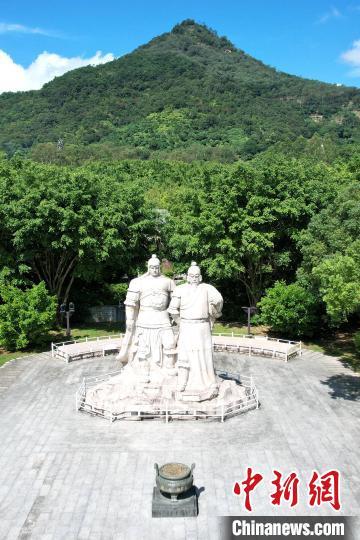 图为坐落在福建省漳州市云霄县将军山公园的陈政,陈元光父子石雕像.