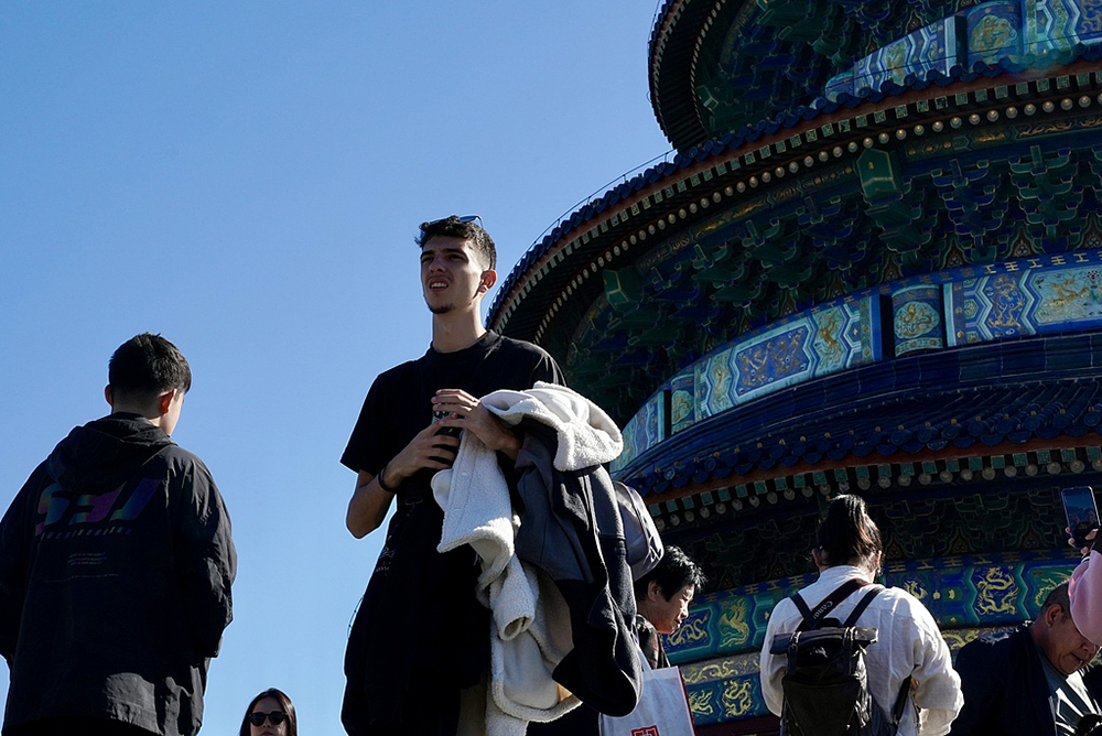 2024年10月2日,外国游客在北京天坛祈年殿参观.中新社记者 陈芳婷 摄