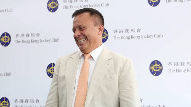鬼佬说粤语:乜都得, 公众场合,于是中间加了个手势_新浪新闻