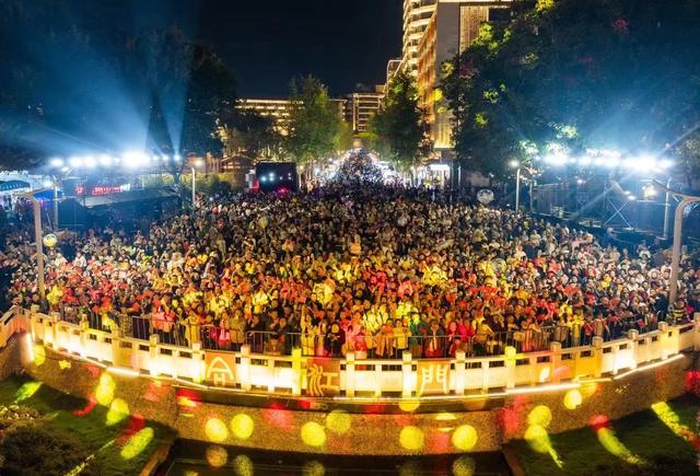 宜宾“合江门”夜景动人，吸引众多游客前来打卡。翠屏LOOK供图