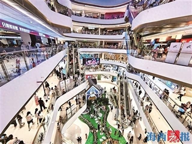国庆假期,集美大悦城人气火爆.记者 唐光峰 摄