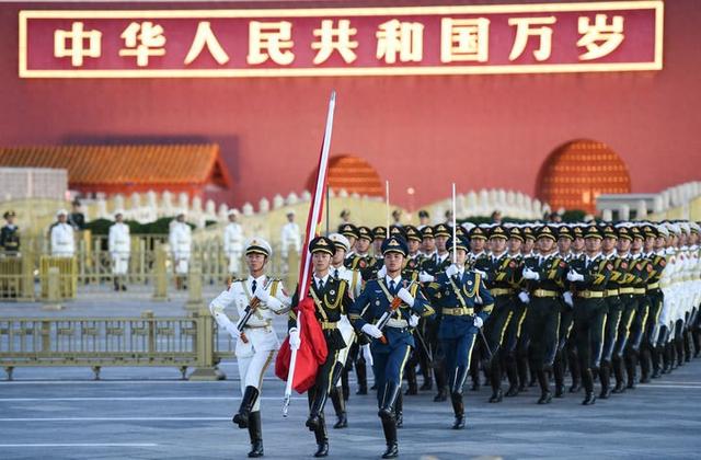 10月1日清晨，隆重的升国旗仪式在北京天安门广场举行，庆祝中华人民共和国成立75周年。