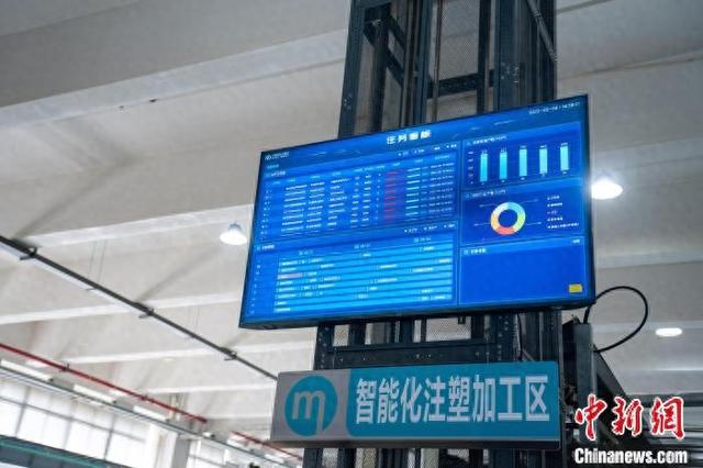 默飓电气生产车间内的数字化看板.塔克 摄