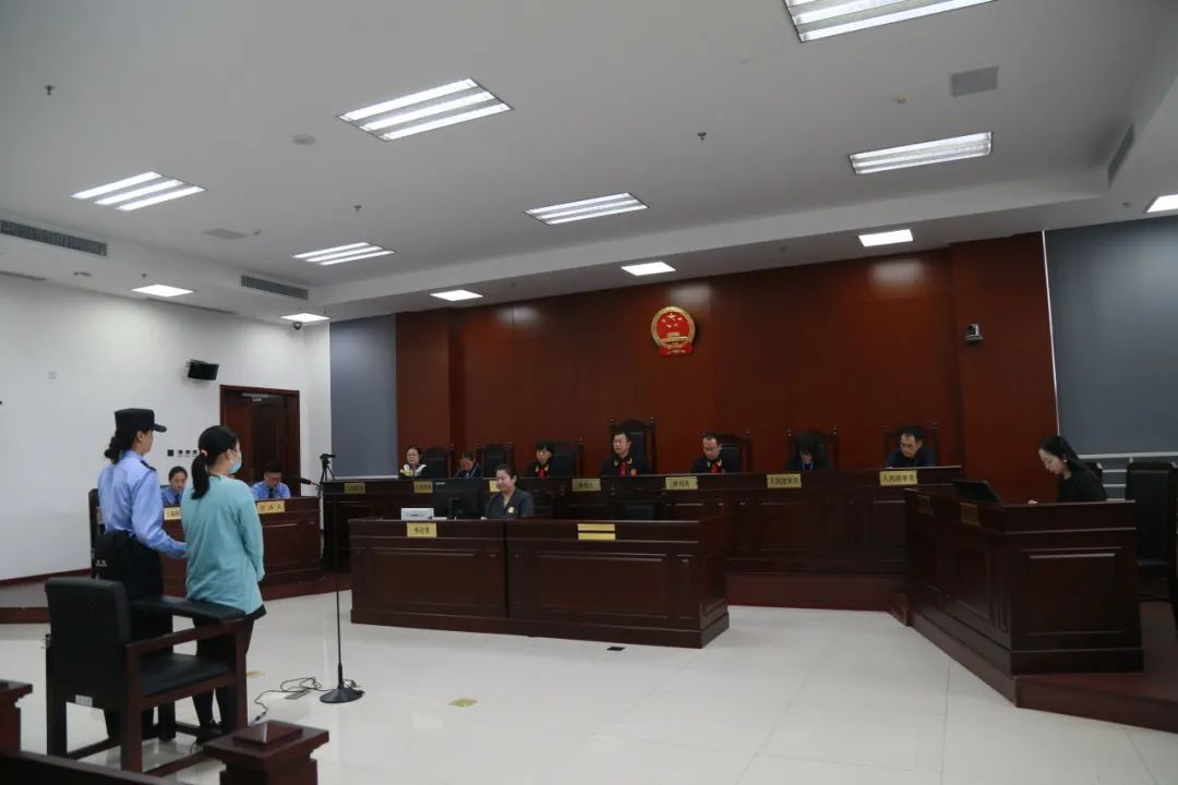 图为庭审现场