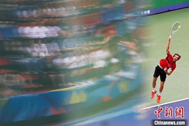 图为丹尼尔·梅德韦杰夫发球。中新社记者 殷立勤 摄
