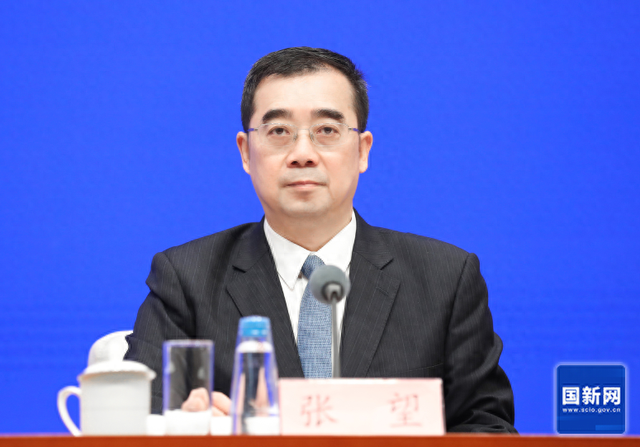 国度数据局数据资源司司长梭巡在发布会上。 国新网 图